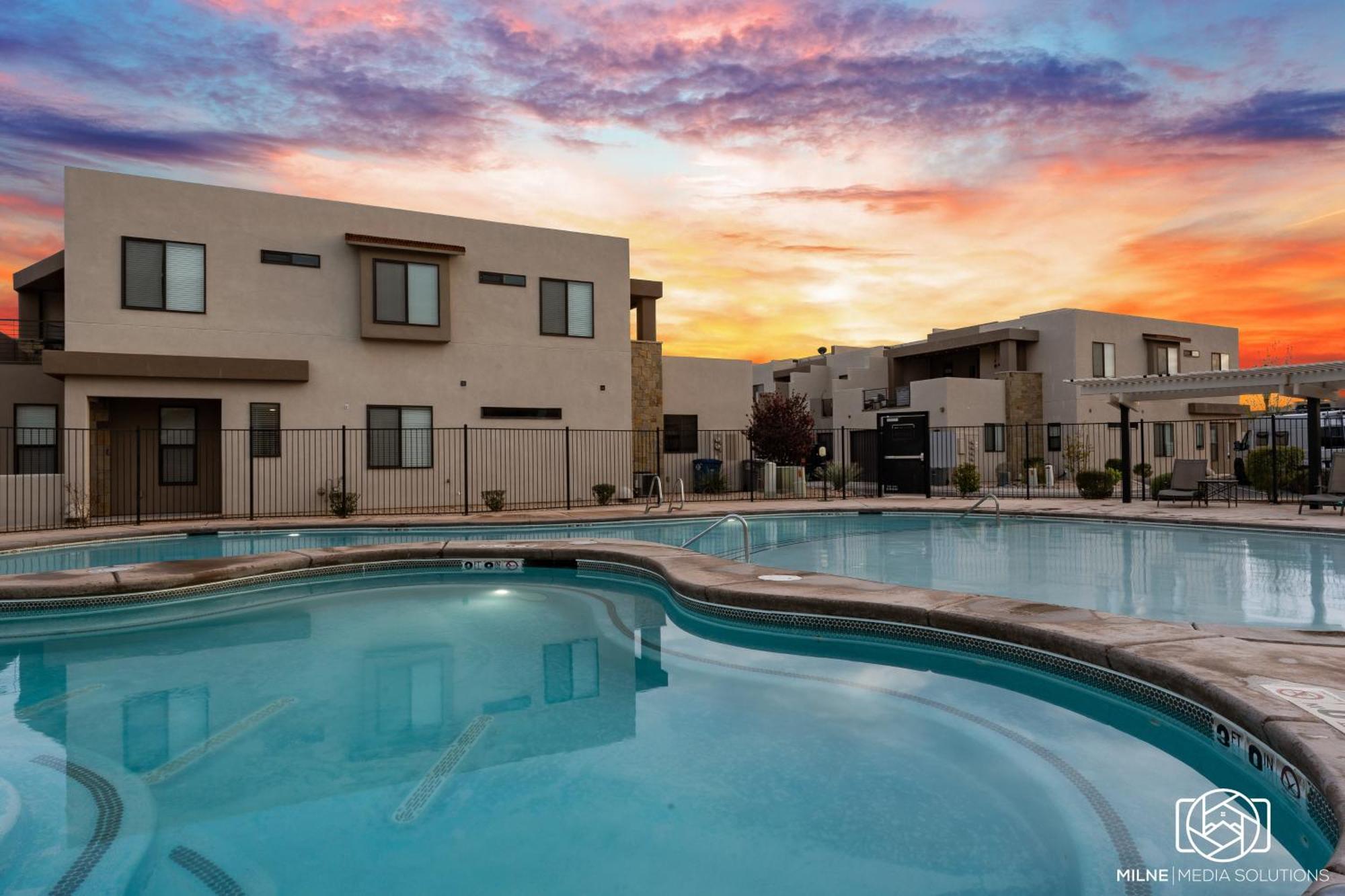 Town Center Red Sand Retreat Townhouse Washington Exterior photo